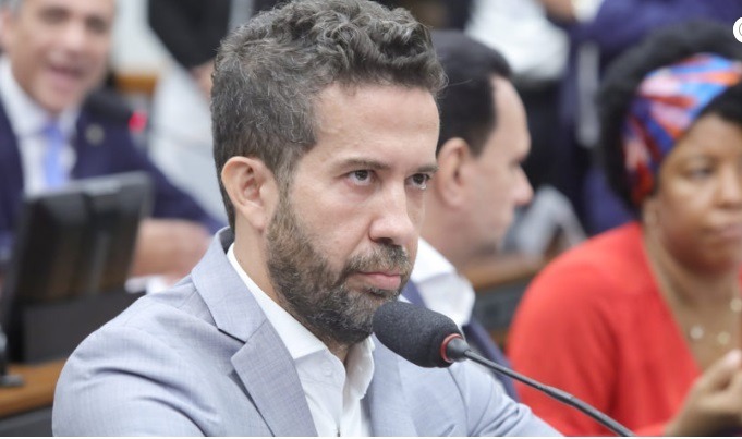 “Incomível não é“, diz Janones sobre Michelle Bolsonaro