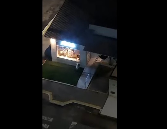 VÍDEO: Mulheres arrombam loja de roupas av. Afonso Pena e fogem com produtos