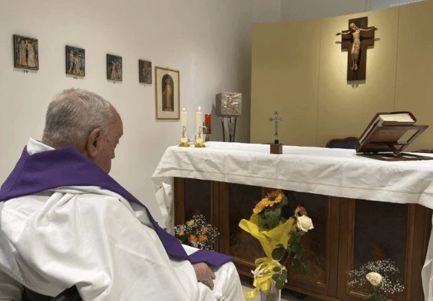 Vaticano divulga primeira foto do papa Francisco em um mês de internação