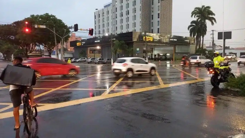 Chuva causa alagamentos em Natal: veja pontos transitáveis e intransitáveis