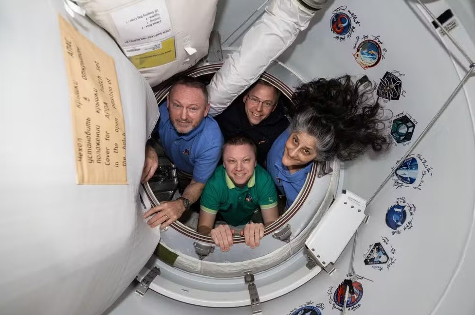 VÍDEO: Astronautas 'presos' no espaço iniciam retorno à Terra