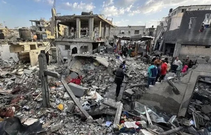 Israel ataca Gaza após impasse sobre reféns; há pelo menos 404 mortos