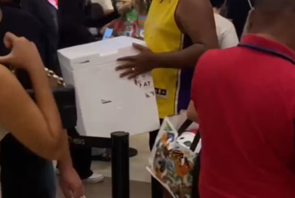 VÍDEO: Natalenses usam baldes, bacias, caixa de isopor e até 'cooler' para aproveitar promoção de pipoca em cinema