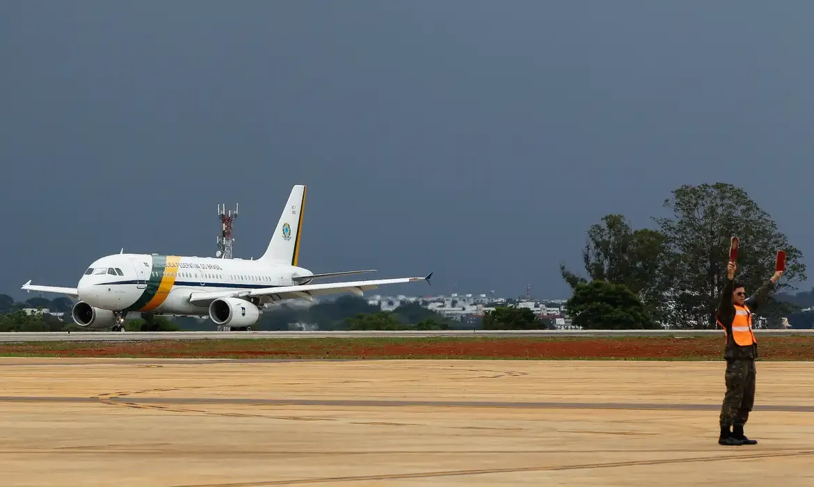 Avião presidencial com Lula arremete ao tentar pousar em Sorocaba