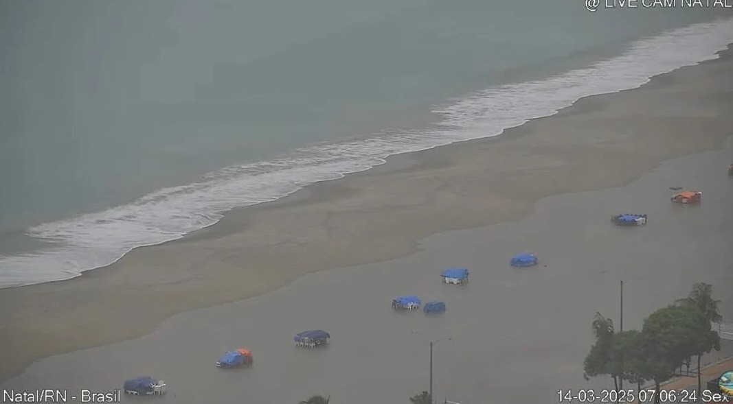 Água ficará acumulada na praia de Ponta Negra em dias de chuva, diz Seinfra