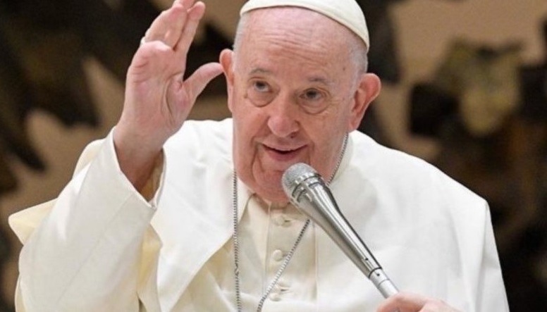 Saúde do papa Francisco melhora, e médicos suspendem ventilação mecânica não invasiva, diz Vaticano