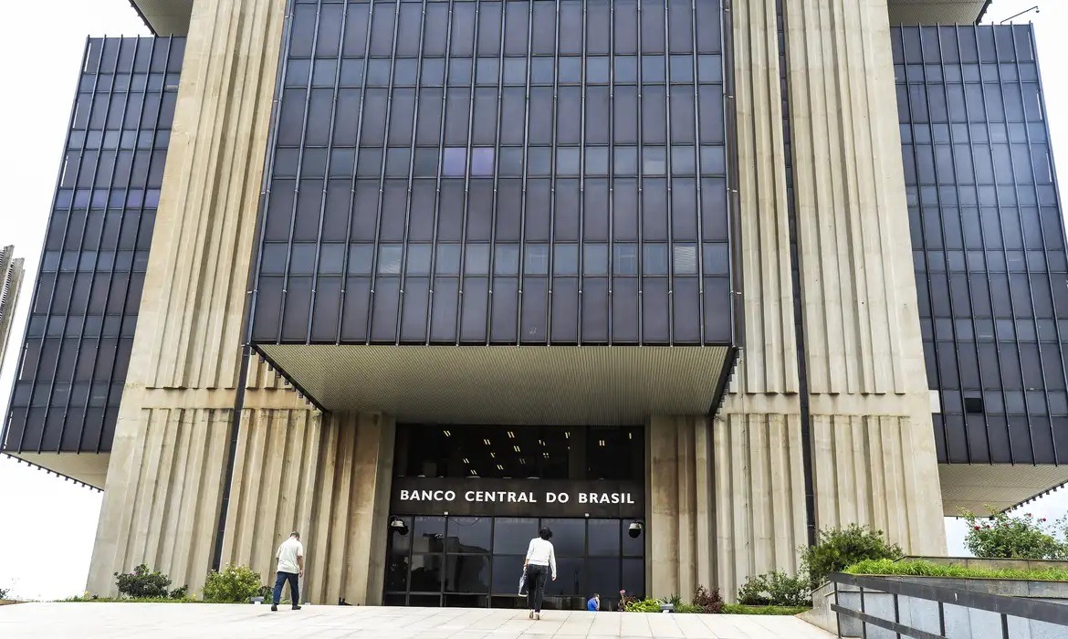 Copom engata mais uma alta dos juros e eleva Selic para 14,25% ao ano