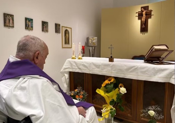 Saúde do papa Francisco melhora, e médicos suspendem ventilação mecânica não invasiva, diz Vaticano