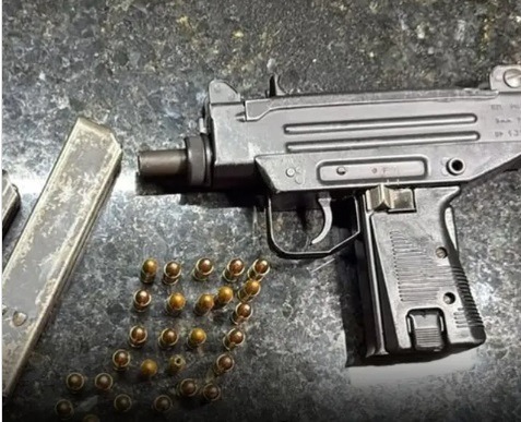 Polícia prende homem com submetralhadora na Vila de Ponta Negra