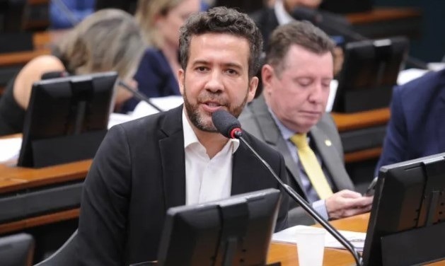Janones confessou rachadinha ao se dispor a devolver grana