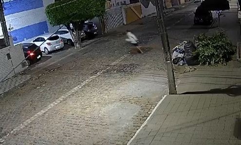 Bandido finge que é catador de lixo para roubar carro de mulher em condomínio Natal