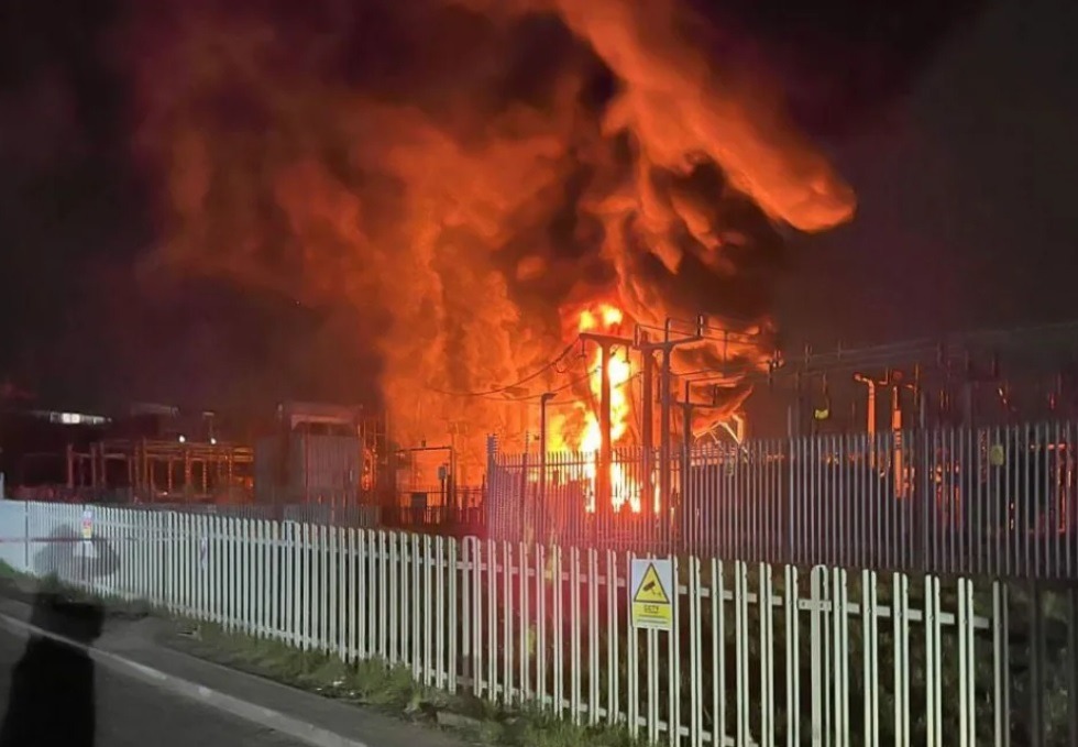 Incêndio paralisa aeroporto de Londres e afeta voos no mundo inteiro