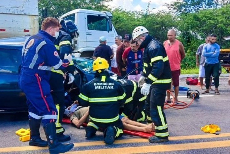 Bombeiros resgatam vítima presa às ferragens em acidente na BR-405