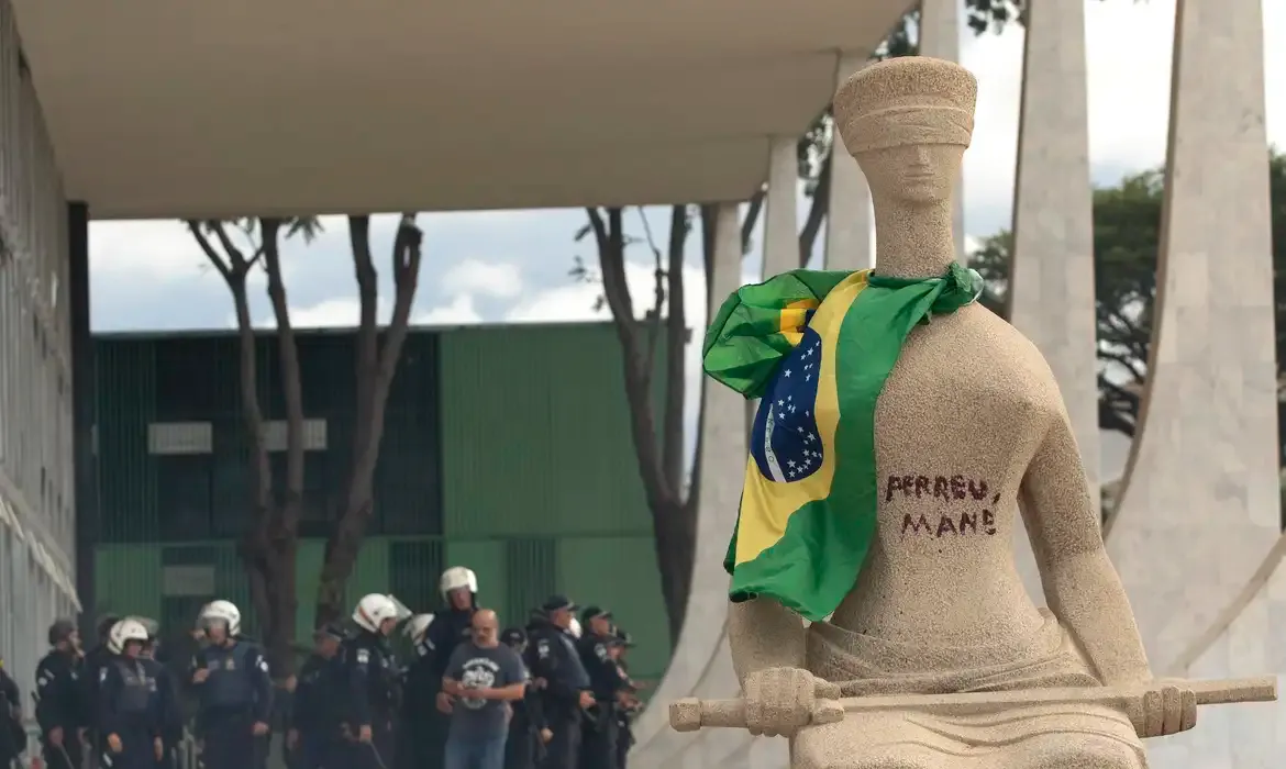 Moraes vota para condenar mulher que pichou "Perdeu, mané" no STF