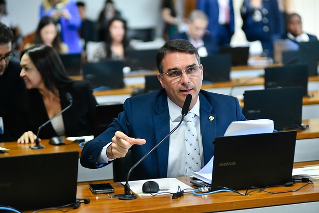 “O alexandrismo faz mal à democracia”, diz Flávio Bolsonaro