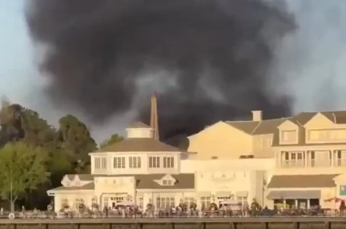 VÍDEO: Parque da Disney pega fogo, e público é retirado às pressas