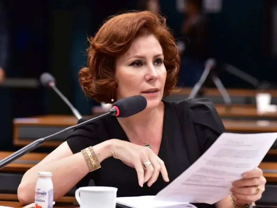 Nunes Marques pede vista e adia julgamento de Carla Zambelli no STF