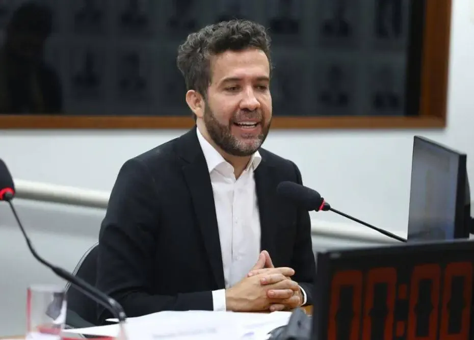 Cabeleireira julgada no STF quis dar poder para Bolsonaro matar quantos ele quisesse, diz Janones 