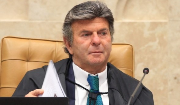 Fux pede vista e adia julgamento de mulher que pichou estátua do STF