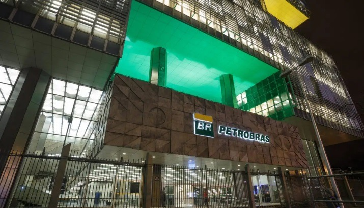 Funcionários da Petrobras aprovam greve de 24 horas na quarta-feira (26)
