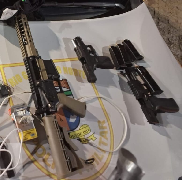 Policiais do CPRE, BPChoque e 5º Batalhão prendem suspeitos de atentado na Vila de Ponta Negra com fuzil e pistolas 