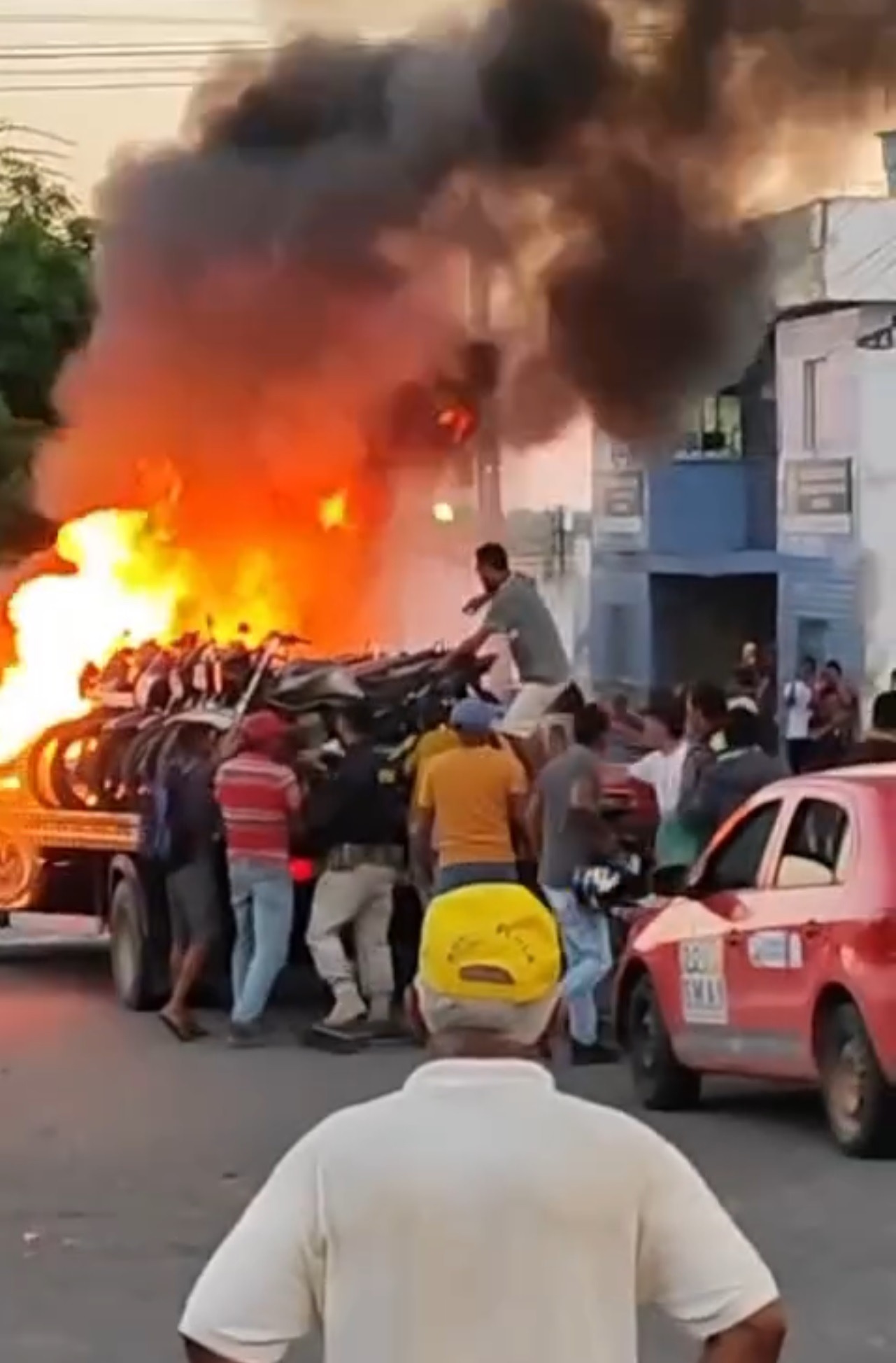 VÍDEO: Homem tem moto apreendida pela PRF, surta e ateia fogo contra no caminhão-guincho da instituição