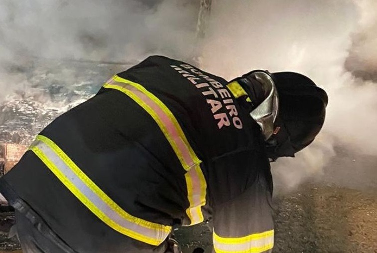 Carro pega fogo em rodovia nas proximidades da cidade de Upanema
