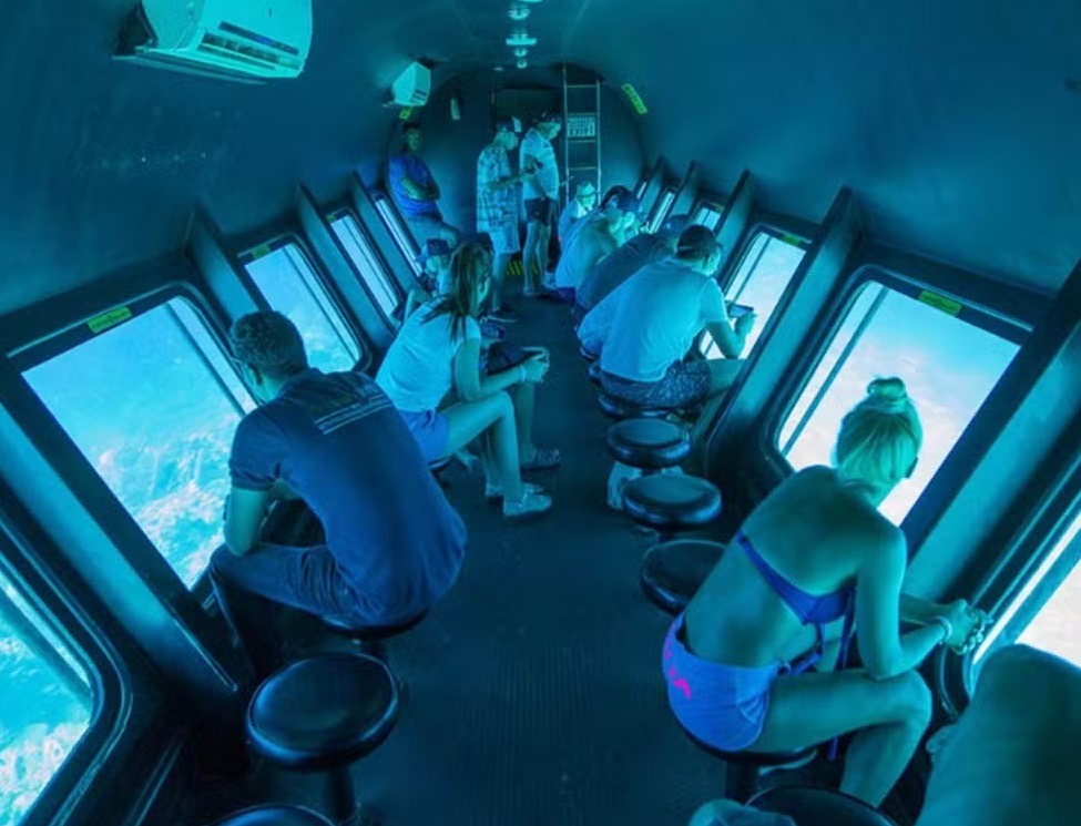 Submarino com turistas naufraga no Egito e deixa 6 mortos