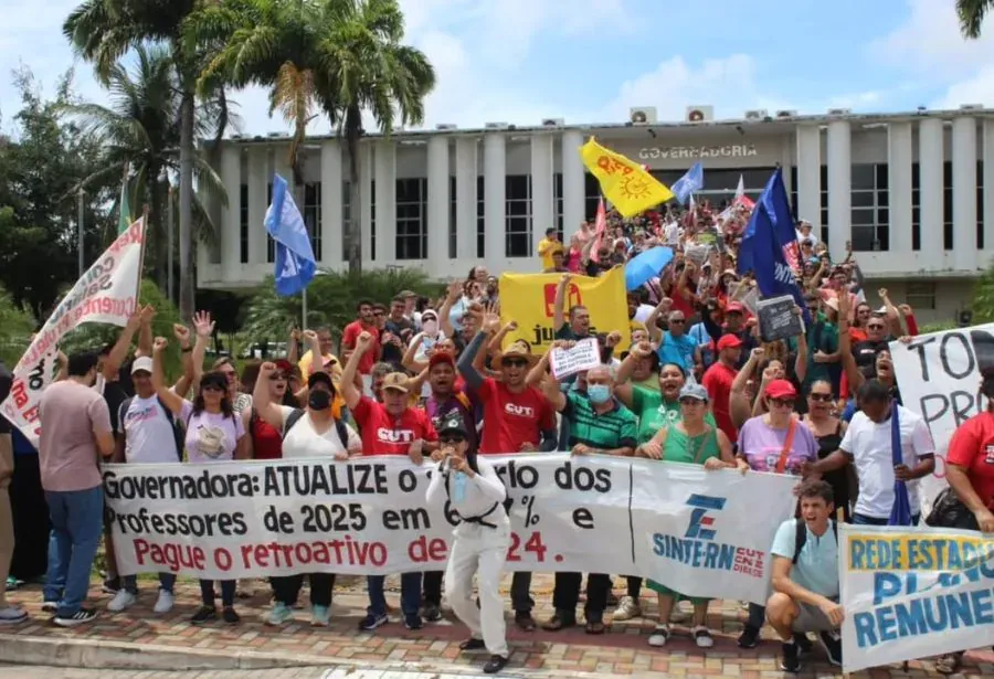 Em greve, professores da rede estadual fazem protesto e ocupam rampa da Governadoria
