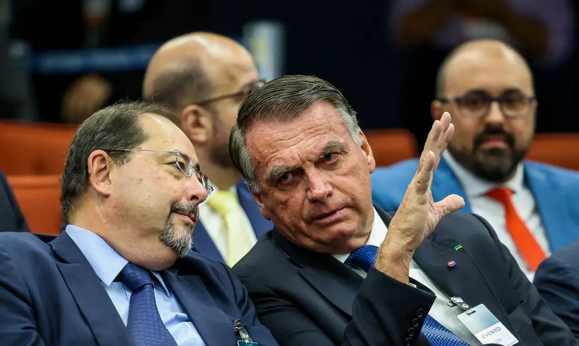 “Só imbecil ou um canalha compra esse papo de plano de assassinato”, diz Bolsonaro a Lula