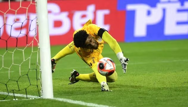 Hugo defende pênalti, Corinthians segura empate e é campeão Paulista após 6 anos; veja lances