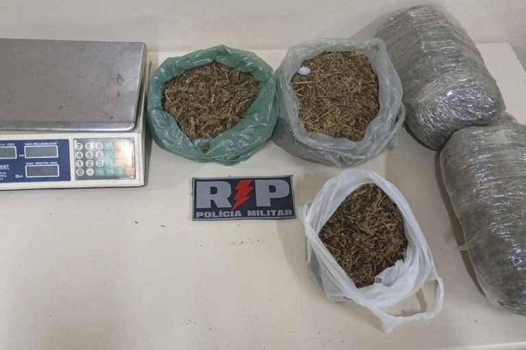Mulher é presa com 7,5kg de maconha escondida na garagem, na Zona Norte de Natal