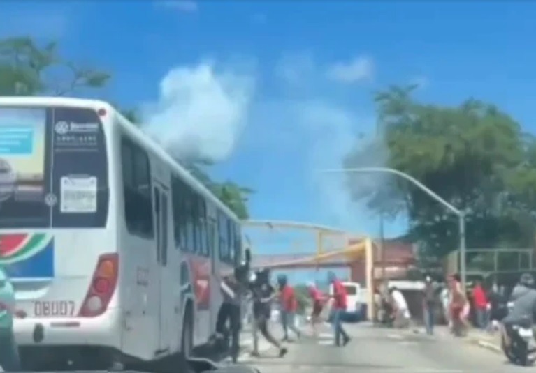 VÍDEO: Torcedores entram em confronto, expulsam passageiros e depredam ônibus em Natal