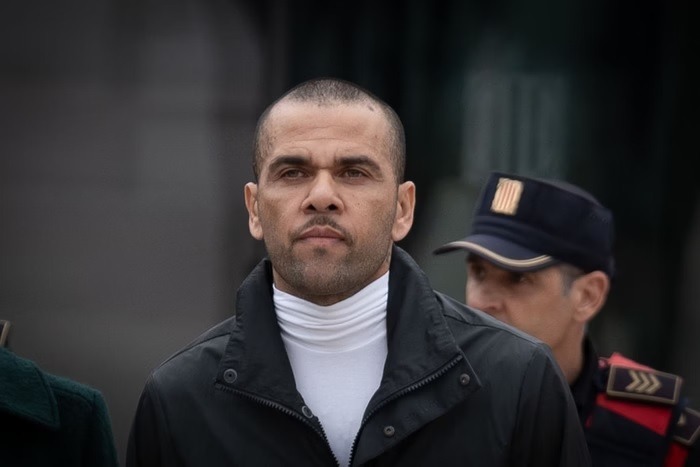 Daniel Alves pretende processar ex-clube por danos morais