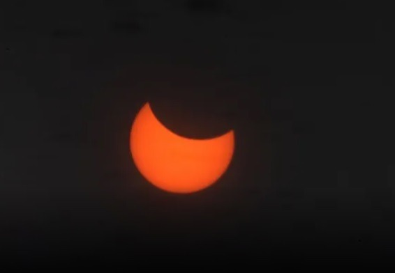Veja imagens do eclipse solar parcial que aconteceu neste sábado (29)