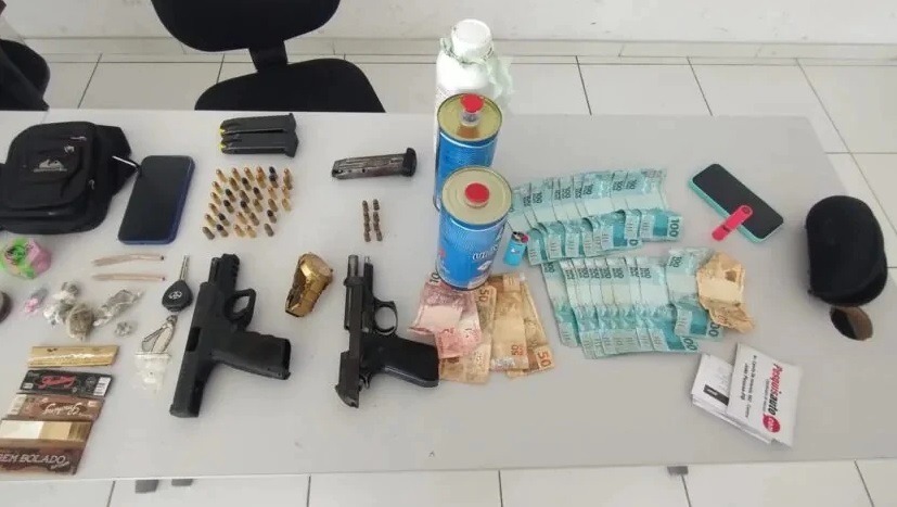 PM apreendem armas de fogo, munição e captura foragidos da justiça na Praia de Cotovelo