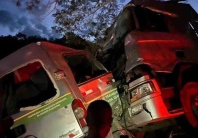 Acidente entre van e caminhão deixa 11 mortos na Chapada Diamantina