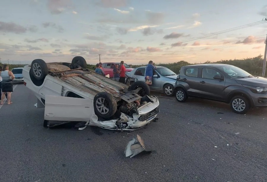 VÍDEO: Motorista embriagado capota carro e atinge veículos na BR-101, na Grande Natal