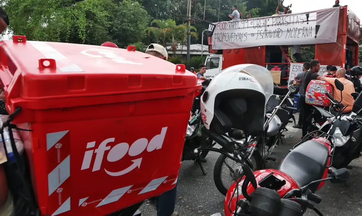 Entregadores de aplicativos protestam contra precarização do trabalho