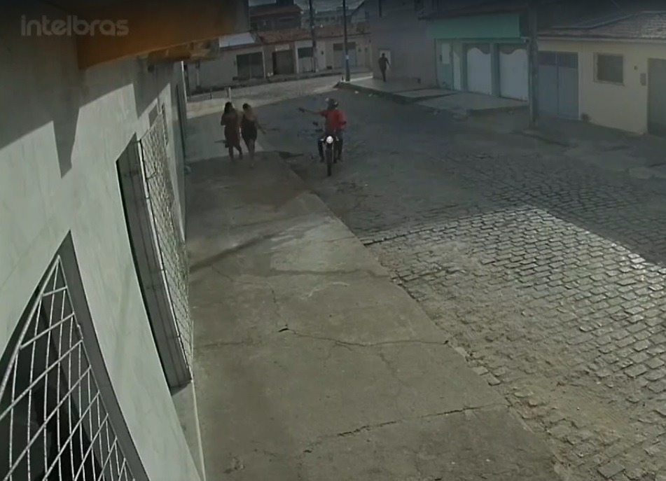 VÍDEO: Mulheres correm para escapar de assalto em Natal; uma delas ainda caiu