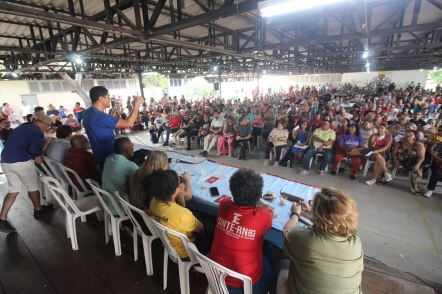 Professores da rede estadual aceitam proposta do Governo e encerram greve após 44 dias