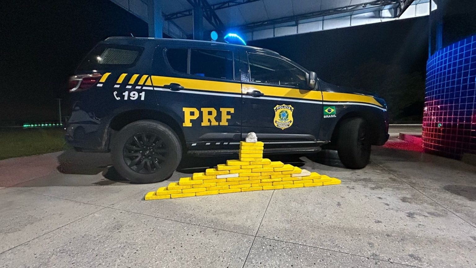 VÍDEO: PRF prende dupla com 53 kg de cocaína na BR-101, na Grande 