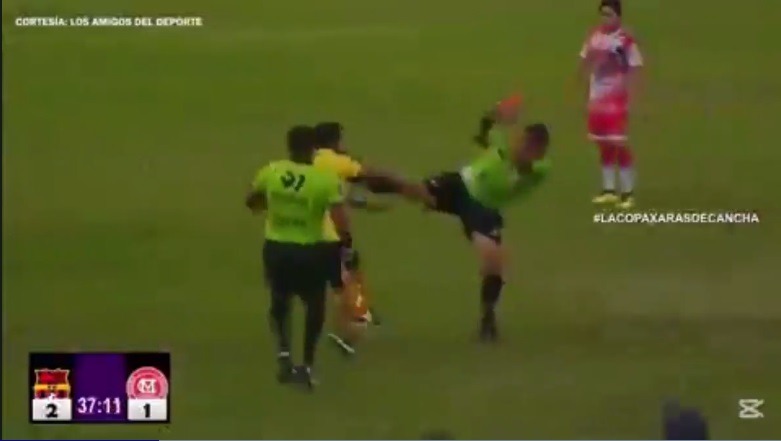 VÍDEO: Árbitro acerta chute em membro de comissão técnica durante partida; ASSISTA
