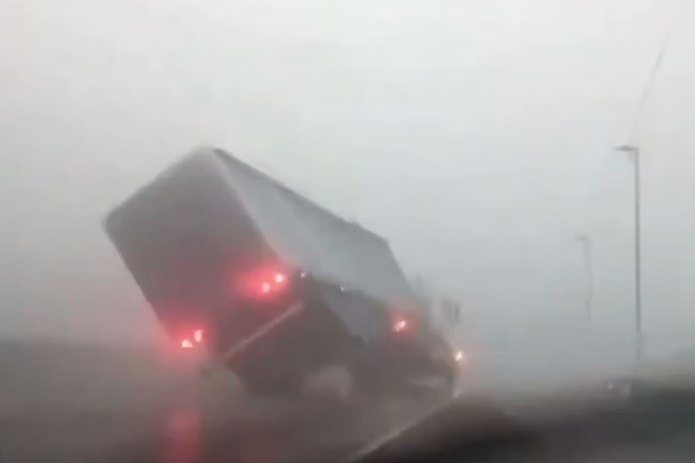 VÍDEO: Vento de 110 km/h tomba carreta e causa danos no RS