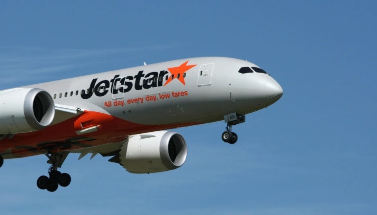 Voo retorna após passageiro tentar abrir porta do avião no ar