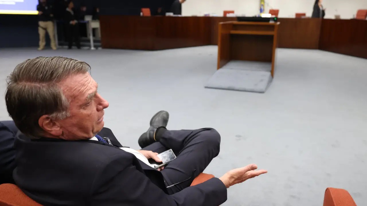 Moraes manda PGR analisar pedido de prisão preventiva de Bolsonaro