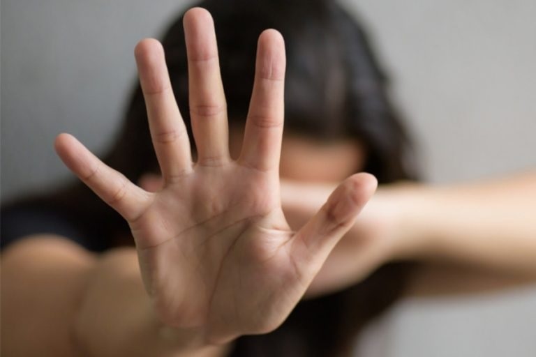 Prefeito de Natal sanciona lei que estimula contratação de mulheres vítimas de violência doméstica