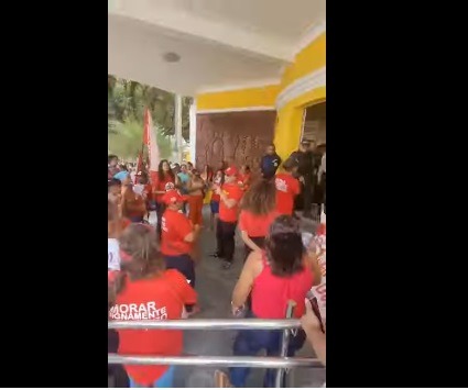 [VÍDEO] MLB protesta contra a CEI na Câmara Municipal; vereador tenta discursar sem sucesso