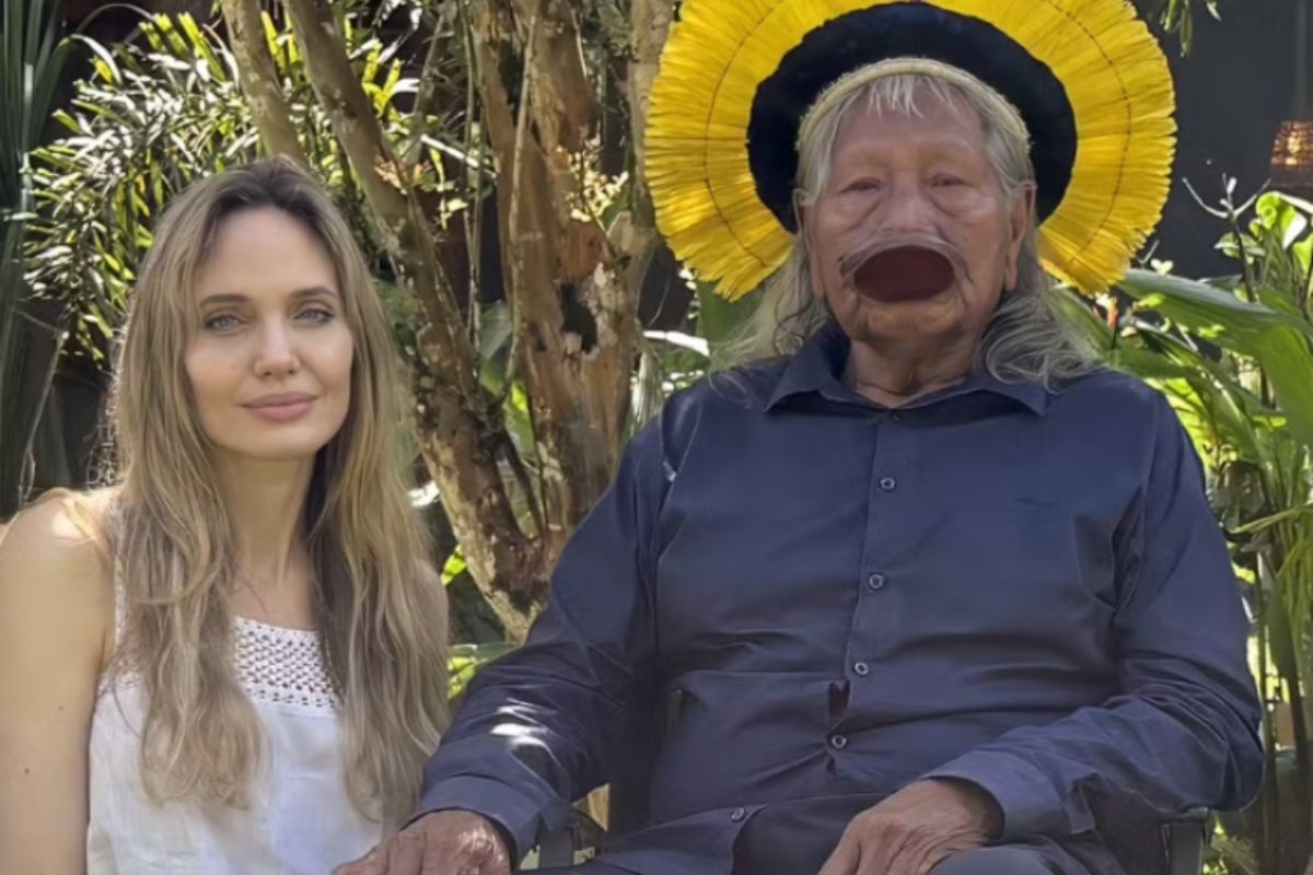 Angelina Jolie visita aldeia indígena e encontra com cacique Raoni em Mato Grosso