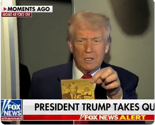 Trump mostra pela 1ª vez o cartão com seu rosto que vale a cidadania dos EUA